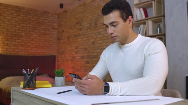 Stilig ung man kontrollera e-post på smartphone, med hjälp av gadget för företag — Stockvideo