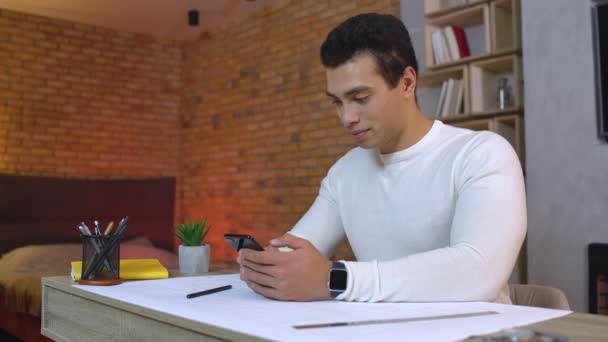 Succesvolle jongeman met mobiele app op smartphone, online communicatie — Stockvideo