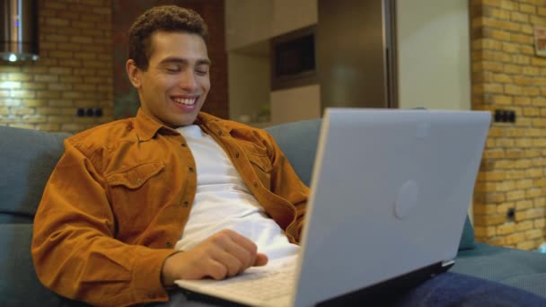 Homem feliz conversando com amigo sobre conferência chamada no laptop, comunicação — Vídeo de Stock