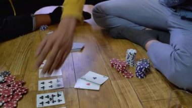 Mutlu oyun kazananı kameraya gülümsüyor, tüm poker fişlerini konuşuyor, kazanan el.