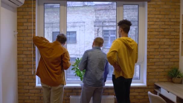 Jóvenes hablando cerca de la ventana, ocio de fin de semana, amigos juntos — Vídeo de stock