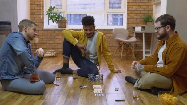 Ενθουσιασμένος νικητής πόκερ δείχνει ζευγάρι άσους, λυπημένος παίκτης αναδίπλωση κάρτες, τυχερά παιχνίδια — Αρχείο Βίντεο