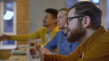 Erkek arkadaşlar spor müsabakalarını tartışıyor, TV karşısında oturuyor, hafta sonu, parti