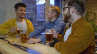 Genç adam sana mutlu yıllar şarkısını söylüyor, tebrik ediyor, kadeh tokuşturuyor.