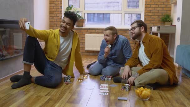 Felices amigos multirraciales hablando selfie por teléfono inteligente, posando para la foto, diversión — Vídeo de stock