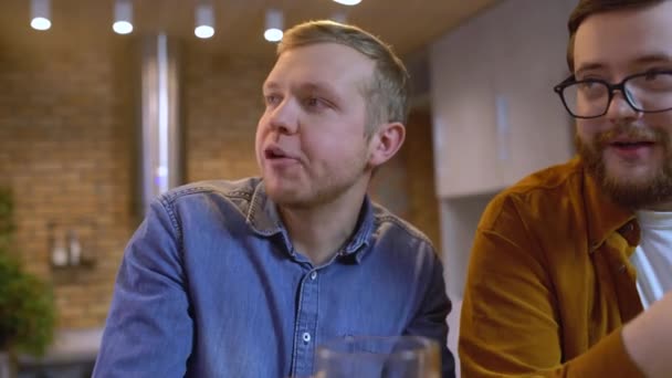 Ευτυχισμένοι άντρες φίλοι να μιλάνε τρώγοντας πίτσα και βλέποντας ποδόσφαιρο στην τηλεόραση — Αρχείο Βίντεο