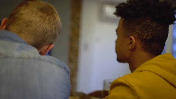 Homme africain mâcher pizza savoureuse, regarder le match de football à la télévision, week-end loisirs — Video