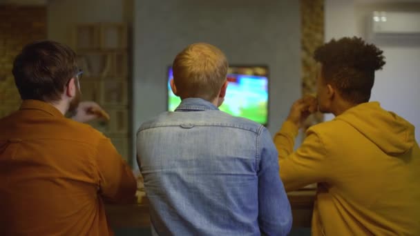 Przyjaciele jedzący pizzę podczas oglądania meczu piłki nożnej w telewizji, rozrywka, impreza — Wideo stockowe