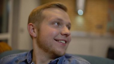 Genç erkekler gülümsüyor, arkadaşlar partide eğleniyor, iletişimin tadını çıkarıyor.