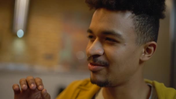 Schöner Mann mit gemischter Rasse im Gespräch, Meinungsäußerung im Gespräch, Nahaufnahme — Stockvideo
