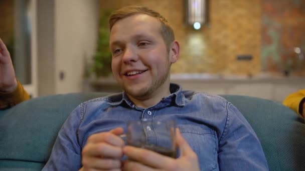 Zwei Männer teilen Neuigkeiten und trinken zu Hause gemeinsam Bier, Freunde amüsieren sich — Stockvideo