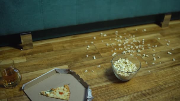 Habitación desordenada después de la fiesta estudiantil, sobras de comida rápida en el piso y muebles — Vídeos de Stock