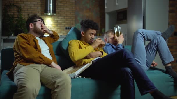 Männliche Freunde fühlen sich nach Alkoholparty, morgendlichem Kater und Jugendleben krank — Stockvideo