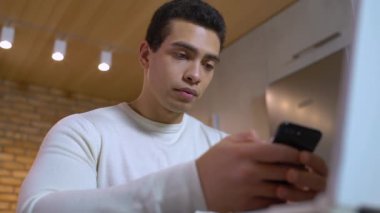 Yakışıklı Arap işadamı akıllı telefon, iş takvimi uygulaması
