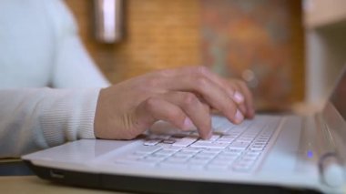 Erkek eller dizüstü bilgisayarda, programcılar projede, modern meslekte çalışıyor.