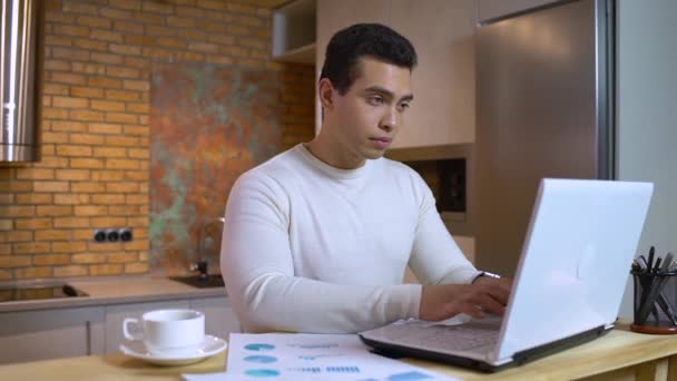 Οικονομικός αναλυτής που εργάζεται στην έκθεση, δακτυλογράφηση σε φορητό υπολογιστή, σύγκριση εγγράφων, εργασία — Αρχείο Βίντεο