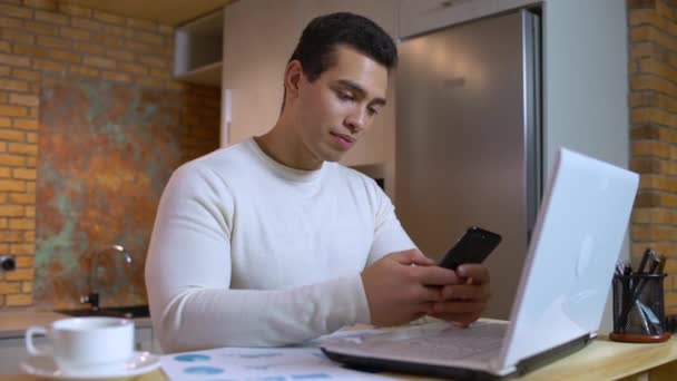 Feliz exitoso hombre de negocios utilizando el teléfono inteligente, aplicación de comercio de acciones, proyecto en línea — Vídeos de Stock