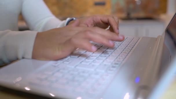 Empresario escribiendo en el teclado, enviando correo electrónico en el ordenador portátil, trabajo de oficina, primer plano — Vídeos de Stock