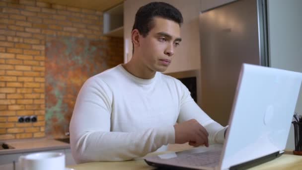 Freelancer preocupado lendo e-mail no laptop, trabalhador se sentindo cansado, exaustão — Vídeo de Stock