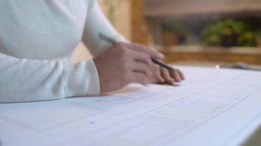 Başarılı mimar eskiz çizimi, inşaat hazırlama planı, çizim