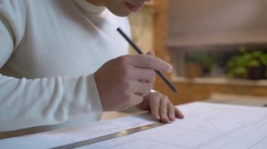 Serbest Çalışan mimari çizim yapıyor, bina inşaatı tasarımı yapıyor.