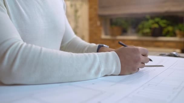 Junger Mann arbeitet an einem architektonischen Entwurf, zeichnet mit Bleistift und Lineal, Job — Stockvideo