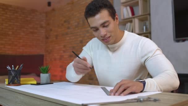 Técnico experiente desenho esboço, trabalhando em casa, projeto freelance — Vídeo de Stock