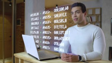 Borsa hologramı, finansal analist evde grafik projeksiyonları üzerinde çalışıyor.