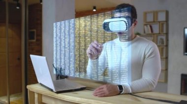 Bilişim uzmanı holografik uydu verilerini inceliyor, uzaktan çalışıyor, fütüristik.
