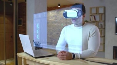 Finansal grafikle çalışan genç adam hologramlar, gelecekteki iş, teknolojiler.