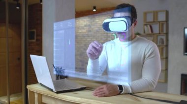 Finansal analist, borsa grafikleri hologramları, fütüristik teknoloji üzerinde çalışıyor.