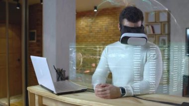 Bilgi işlem uzmanı uydu veri haritası projeksiyonlarına bakıyor, uzaktan çalışıyor, VR
