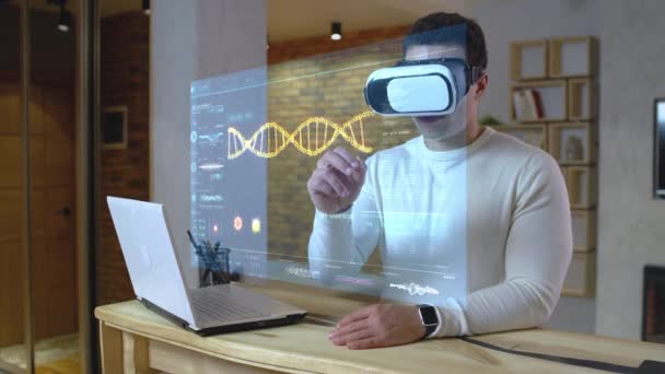 Hastanın hayati belirtilerini inceleyen tıp öğrencisi hologram, sanal simülasyon, AR — Stok video
