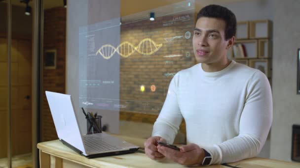 Student medycyny patrzy na hologram z danymi z analizy DNA, pracując, studiując — Wideo stockowe