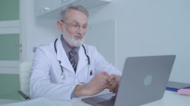 Profesyonel doktor, hasta ve modern teknolojiyle online istişaresini tamamladı