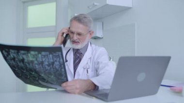 Mutlu doktor hastaya telefonla iyi haberler veriyor, iyileşme sürecinden memnun.