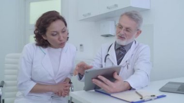 Kıdemli doktor genç bayan meslektaşıyla flört ediyor, iş yerinde cinsel taciz.
