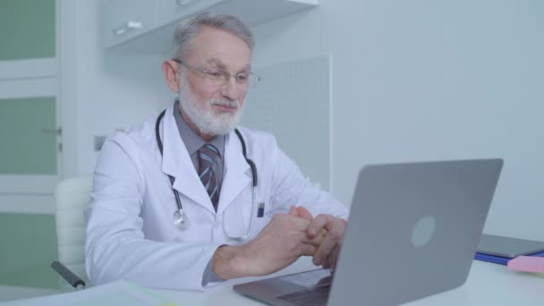 Médico profissional termina consulta on-line com paciente, tecnologia moderna — Vídeo de Stock