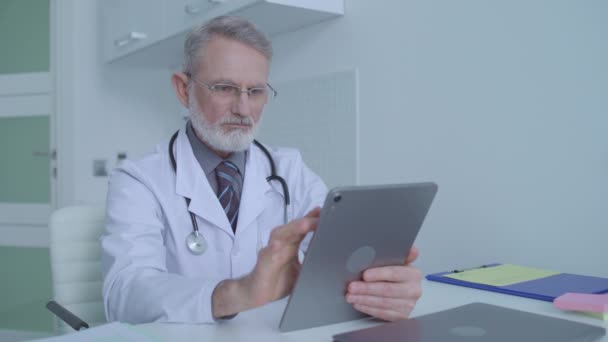 Medico che visualizza informazioni su tablet, controllare i risultati dei test dei pazienti — Video Stock