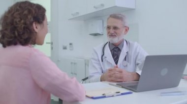 Klinikteki kadın hastalara danışmanlık yapan pratisyen hekim, kadın sağlığı farkındalığı