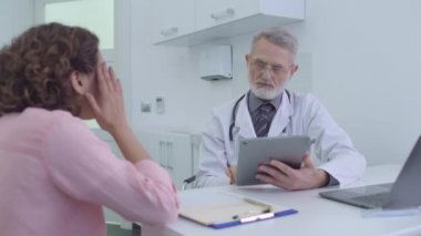 Sinirli kadın hasta klinikte psikiyatrist konuşuyor, akıl sağlığı tedavisi