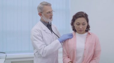 Kalifiye doktor hastanede kadın muayene, doktor konsültasyonu, sağlık