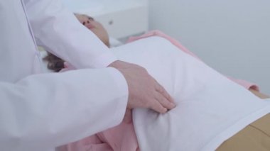 Hastanenin doktoru, hastanın karnını, mide ağrısını, gastroenterolojisini inceliyor.