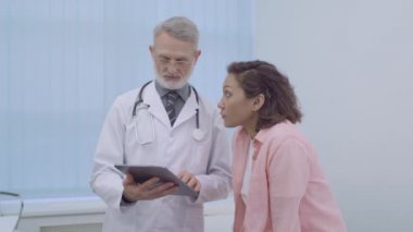 Tıbbi pratisyen, tabletten hastaya test analizi gösteriyor.