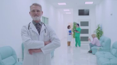 Kameraya, sağlık sistemine, kendine güvenen profesyonellere bakan nitelikli bir doktor.