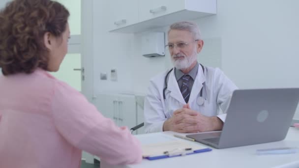 Paciente mujer que habla con un médico experimentado en el hospital, chequeo regular de salud — Vídeos de Stock