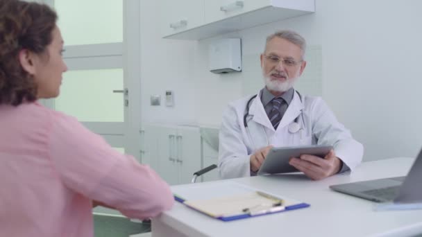 Üreme uzmanı danışman hasta, doğum hastanesi, kadın sağlığı — Stok video