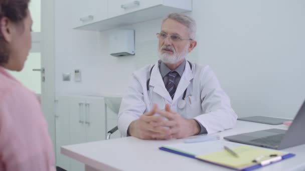 Terapeuta hablando con una paciente en el hospital, dando termómetro, atención médica — Vídeos de Stock