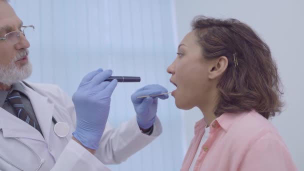 Médico examinando a garganta do paciente feminino, check-up, otorrinolaringologia — Vídeo de Stock