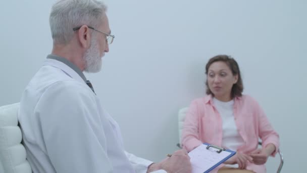 Psicólogo aconselhando mulher no consultório médico, saúde mental, psicanálise — Vídeo de Stock